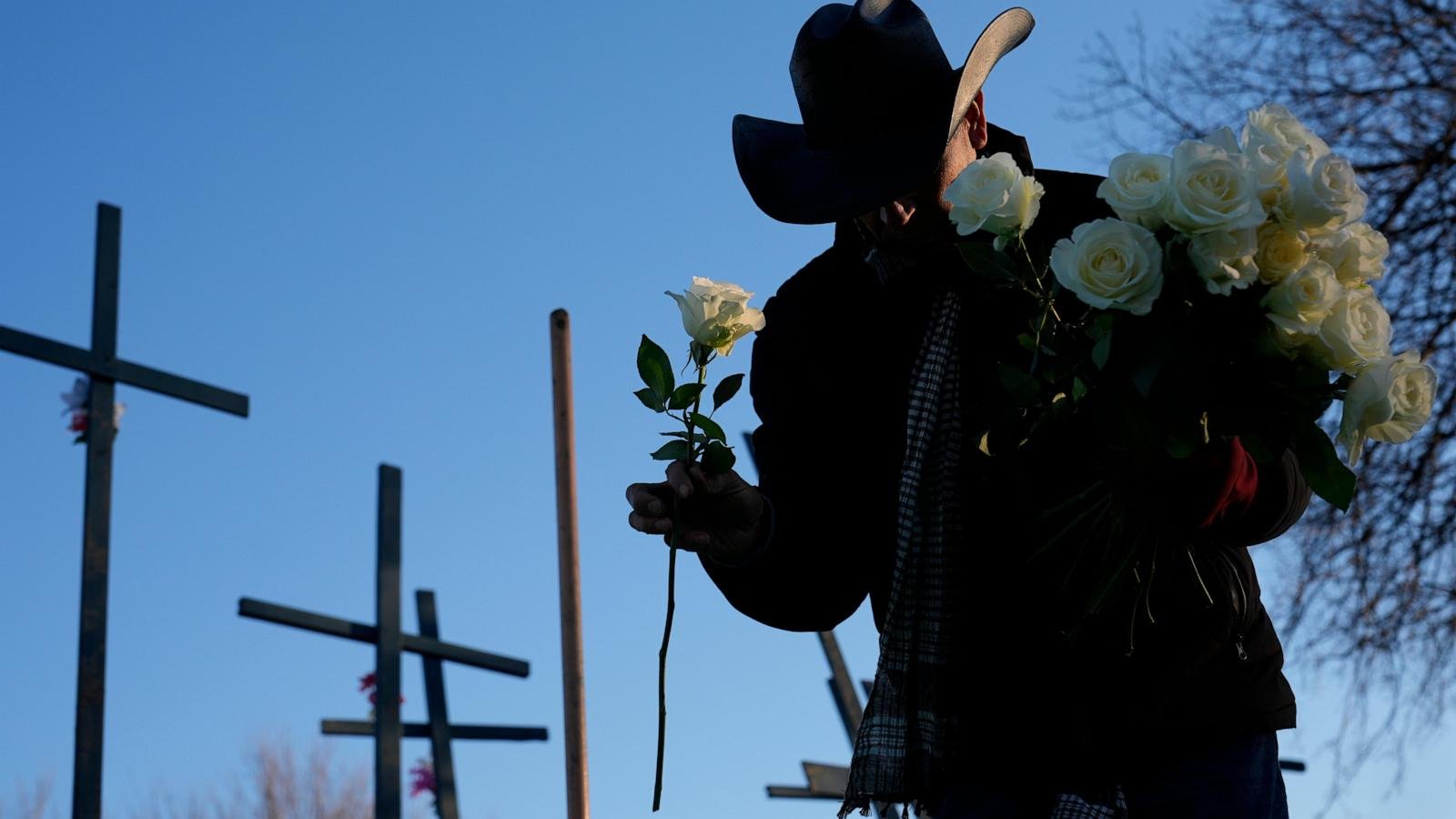 Families visit crash site days after the deadliest US air disaster in a generation