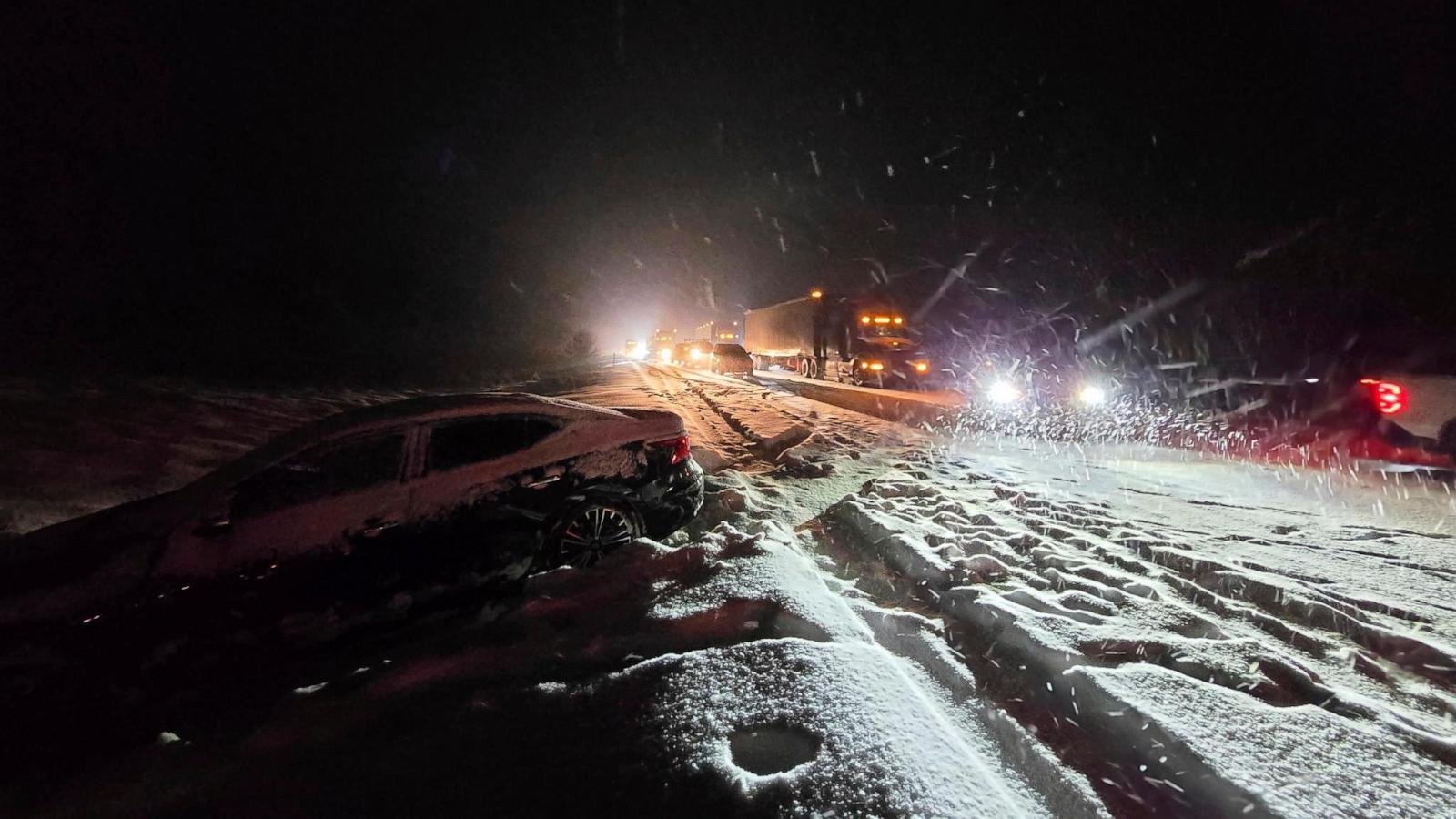 Storm dumps heavy snow on northern Arizona, gridlocking Interstate 40